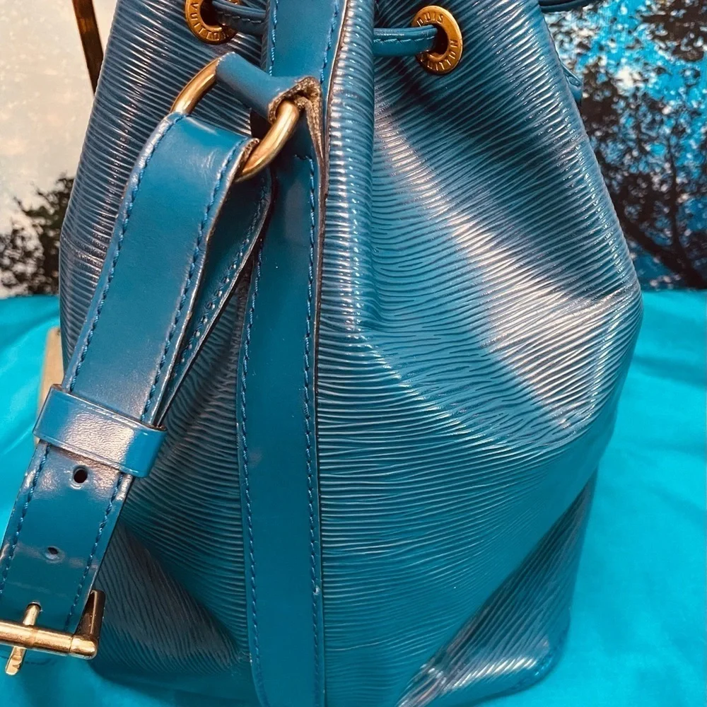 Louis Vuitton Blue Epi Petit Noe Leather Shoulder Bag Drawstring Close (lvb1)